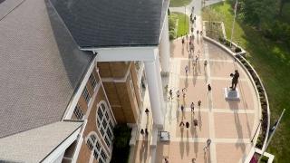 鸟瞰校园图书馆附近的学生，有宽阔的人行道和亚伯拉罕·林肯的雕像